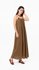 Vestido largo negro de corte amplio y fluido, con escote fruncido y doble tirante fino.