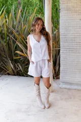 Conjunto de chaleco con botones y bermuda de crepé color rojo. El chaleco es sin mangas y con escote en V. La bermuda es de tiro alto y corte holgado.