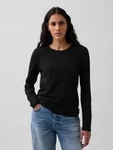 Remera de manga larga con cuello redondo, confeccionada en algodón orgánico de color negro.
