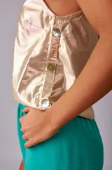 Short rojo con cintura elastizada en la parte trasera y detalle de tajos en el ruedo.