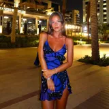 Vestido corto con estampado de mariposas azules y negras, escote en V con volantes y tirantes finos.