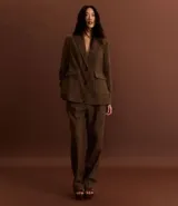 Pantalón recto de polivelour color marrón, con cintura alta y pliegues delanteros.