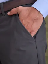 Pantalón de vestir color azul marino, de corte recto y estilo clásico, con bolsillos laterales y cierre frontal.