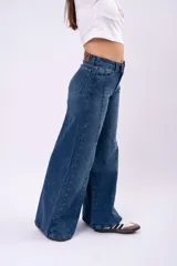 Pantalón de jean corte wide leg con costura central vertical, tiro medio y cierre frontal con botones.