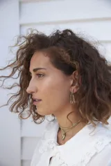 Aros colgantes con diseño orgánico inspirado en corales naturales, con acabado metálico brillante y cierre de perno con mariposa.