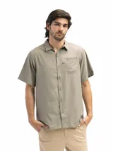 Camisa de manga corta color caqui con cuello clásico, cierre con botones y bolsillo en el pecho.