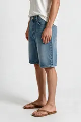 Bermuda de jean de corte ancho y tiro medio, color negro con efecto lavado.