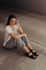 Sandalia de cuero color tostado con tiras anchas, tira en el talón y hebilla metálica rectangular ajustable. Cuenta con suela de goma con tacón bajo y plataforma.