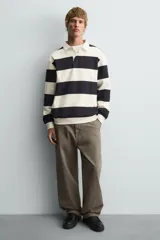 Zapatilla de cordones monocolor blanca, con parte superior fabricada en combinación de piezas, horma redonda y suela con volumen.