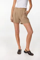 Short de tiro alto marrón de lino italiano, con tablas en la cintura, ajuste relajado y cintura elastizada en la espalda.