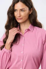 Camisa de manga larga con estampado a cuadros vichy en color rojo y blanco, cuello camisero, cierre frontal con botones y puños con frunces.