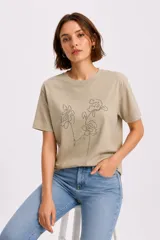 Remera de algodón de manga corta y calce holgado, con cuello redondo y diseño floral frontal realizado con studs metálicos.