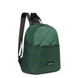 Mochila urbana Las Oreiro color verde, con diseño acolchado que combina un patrón de rombos en la parte superior y líneas verticales en la parte inferior. Cuenta con cierre principal, correas ajustables y placa metálica con el logo de la marca en el frente.