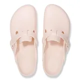 Zueco Birkenstock modelo Boston, confeccionado en material EVA ligero y resistente, color rosa claro. Presenta diseño cerrado en la puntera, plantilla anatómica y tira ajustable con hebilla lateral.