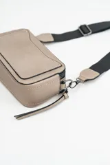 Bandolera de diseño rectangular en color negro, confeccionada en material texturizado. Cuenta con una correa de hombro ajustable y extraíble, cierre superior y tiradores laterales decorativos.