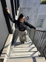Pantalón cargo de mujer con estampa camuflada digital, de tiro alto y corte recto, con bolsillos traseros y parche de la marca en la pretina.