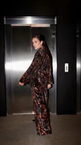 Chaqueta tipo kimono de terciopelo estampado en tonos marrones y azules, con corte cruzado y lazo para ajustar en la cintura.