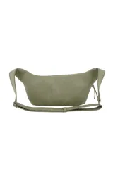 Riñonera de cuero sintético color verde oliva, con cierre superior metálico, logo de la marca en el frente y tirador con nudo decorativo.