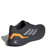 Championes de running Adidas Runfalcon 5, de color gris con las clásicas tres tiras en los laterales en tono gris claro y detalles en color naranja brillante en la lengüeta y el talón. Cuentan con capellada de malla transpirable, cordones al tono y entresuela Cloudfoam para mayor amortiguación.
