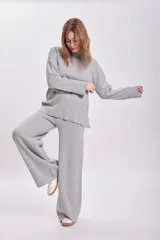 Pantalón de punto en color gris claro, de corte recto y holgado, con cintura elástica.