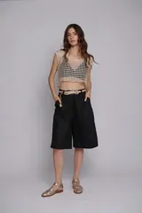 Bermuda de lino de corte sastre, con tiro alto, largo a la rodilla y bolsillos laterales. Presenta una estructura liviana y diseño atemporal.