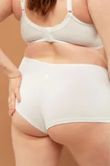 Short blanco de tiro alto con pierna corta, confeccionado en algodón elastizado.