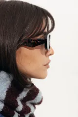Lentes de sol con armazón rectangular de carey oscuro y cristales degradados. Cuentan con protección UV400 y están fabricados en policarbonato.