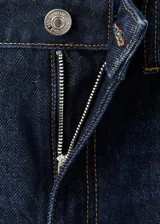 Jeans mom fit de tiro alto y diseño crop, color azul oscuro, con cinco bolsillos, trabillas y cierre frontal de cremallera y botón.