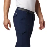 Pantalón de trekking azul marino con cinturón negro, cintura elástica parcial, refuerzo en la entrepierna y protección solar UPF 50.