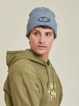 Gorro de lana color crudo con logo de la marca bordado en el frente.