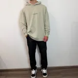 Canguro oversize color beige con capucha y estampado gráfico en la espalda que incluye un esqueleto de pez y texto descriptivo.
