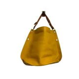 Cartera tipo tote de color amarillo, con diseño estructurado, ojales metálicos laterales y correa de hombro en color marrón.