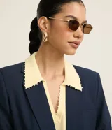 Blusa negra de punto con cuello polo, escote en V y mangas cortas. Detalle de mini perlas aplicadas en el cuello.