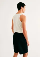 Short de playa color negro, de corte recto y largo hasta la rodilla, con cintura elástica.