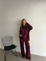 Pantalón de punto con textura acanalada, de corte recto y holgado, con cintura elástica.