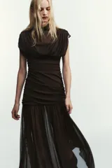 Vestido midi marrón con cuello alto y mangas cortas abullonadas. Presenta frunces en la parte superior y falda plisada. Incluye forro interior de tirantes finos ajustables y cierre lateral con cremallera oculta.