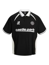 Camiseta tipo polo de manga corta con calce suelto, color negro con detalles en blanco. Presenta cuello polo, estampado frontal con logo y texto, y paneles laterales en contraste.