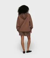 Sudadera con capucha color blanco roto, de corte holgado, con grandes apliques de letras marrones que forman la palabra "TODAYS" en el frente.