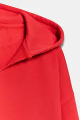 Sudadera de algodón rojo con efecto lavado, cuello redondo con capucha y abertura en V, manga larga y bajo ajustable con cordones.