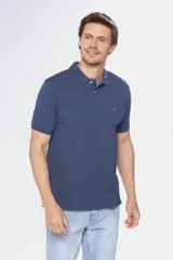 Remera polo de manga corta en tejido piqué color celeste. Presenta cuello clásico con botones, bordado pequeño en el pecho y detalles en tela oxford en el interior del cuello.