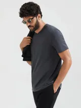 Camiseta de manga corta color rojo con cuello en V.