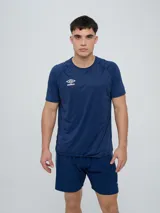 Remera deportiva Umbro modelo Axis, de manga corta, color gris claro con textura perforada transpirable y logo negro de la marca en el pecho.