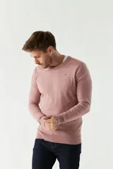 Sweater de punto color rosa con cuello en V y logo bordado en el pecho.