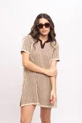 Vestido corto de tejido de punto a rayas verticales en tonos beige y marrón, con cuello polo marrón y escote en V.