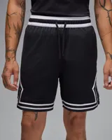 Short deportivo negro con cintura elástica y cordón de ajuste. Presenta ribetes blancos en la cintura y en los bordes de las piernas, con un diseño angular en los laterales.