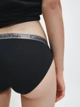 Bombacha clásica Calvin Klein de algodón elástico color negro, con cintura de tiro medio y banda elástica gris con el logo de la marca en blanco.