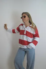 Sweater de algodón a rayas horizontales rojas y blancas, con cuello polo y cierre parcial con botones.