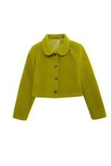 Campera corta de tejido piqué con textura marcada, cuello camisero y cierre frontal de botones. Presenta un calce estructurado y diseño moderno.