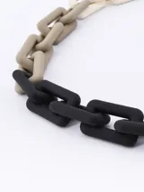 Collar corto de eslabones grandes de acrílico en color beige y negro.