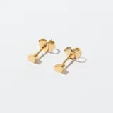 Par de caravanas doradas con forma de corazón.